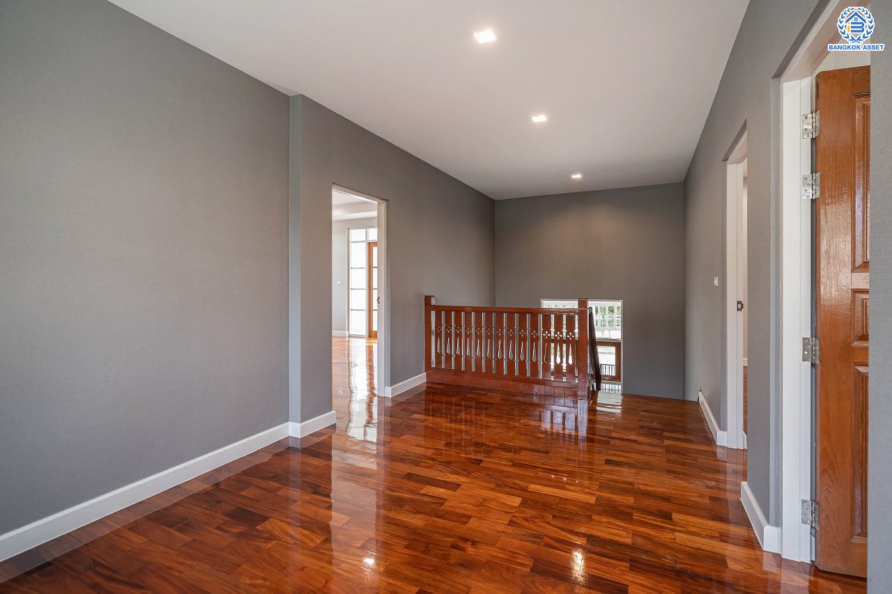 บ้านมือสองตกแต่งใหม่ โครงการ ลัดดารมย์ เพชรเกษม69 ตกแต่งหรูหราดีไซน์สุด Classic วิวสวนสาธารณะ ใกล้ส่วนกลาง บนเนื้อที่ 173.5 ตร.ว. ฟังก์ชันจัดเต็ม 4 ห้องนอน 4 ห้องน้ำ 1 ห้องอเนกประสงค์ 1 ห้องแม่บ้าน จอดรถได้ถึง 2 คัน บนทำเลศักยภาพ เชื่อมต่อหลายเส้นทาง ใกล้เดอะมอลล์บางแค จุดขึ้นทางด่วน "กาญจนาภิเษก" และรถไฟฟ้าสายสีน้ำเงิน "สถานีหลักสอง"